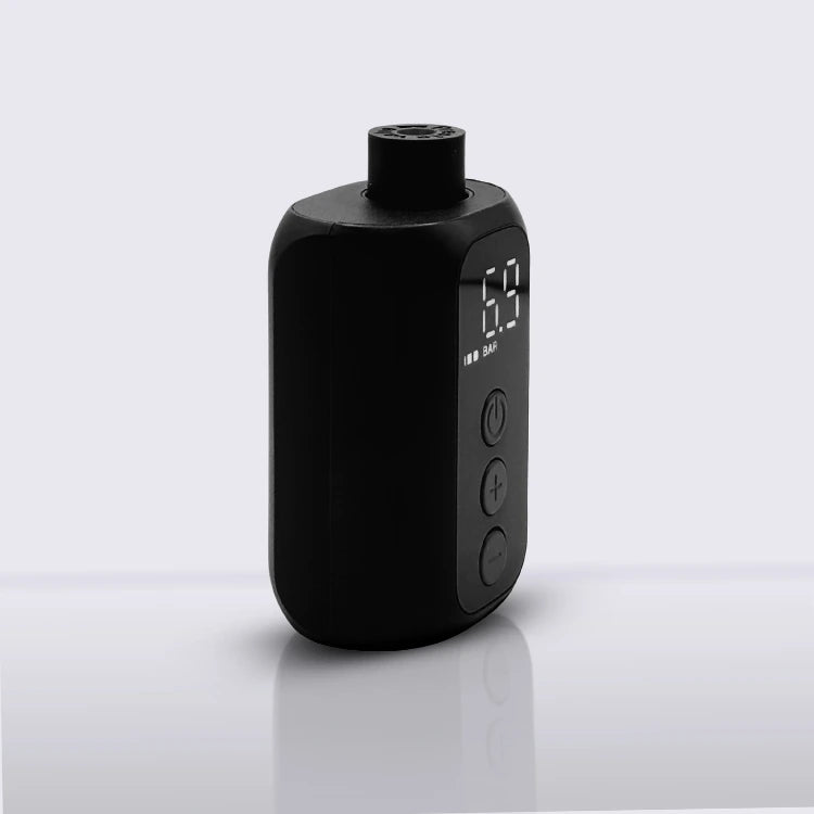 Bikeair Mini elektrisk cykelpumpe – sideprofil i stilrent sort design med digitalt display.