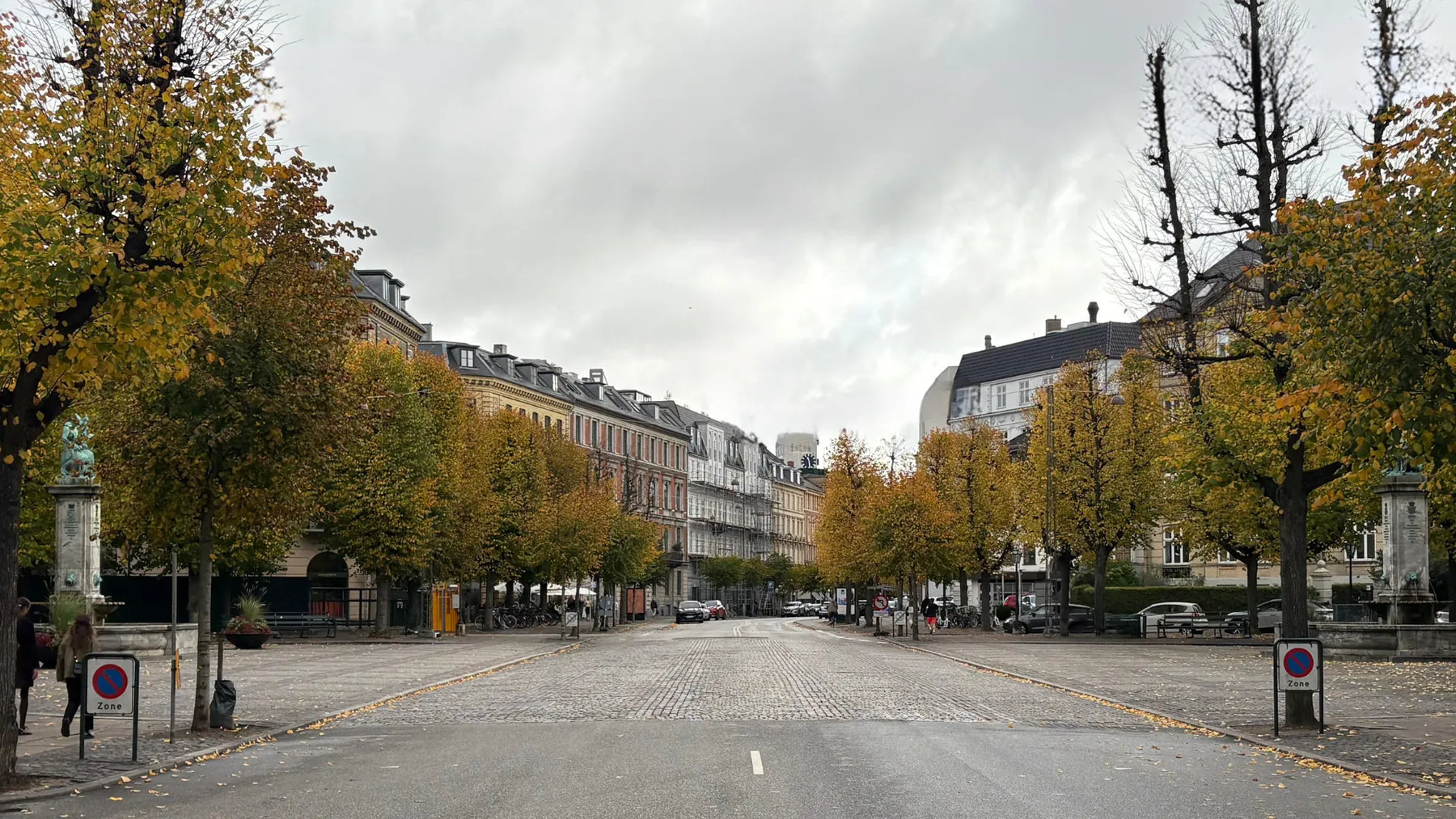 Udsigt over Sankt Thomas Plads med efterårstræer og klassiske bygninger ved Bikeair HQ.